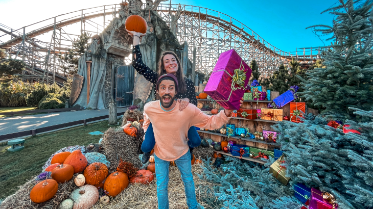 Menschen im isländischen Themenbereich für dem HALLOWinter Fotospot. 