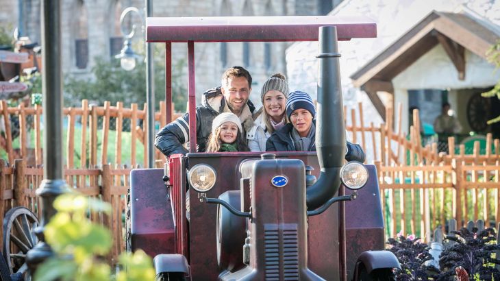 Eine Familie fährt Old Mac Donald's Tractor Fun