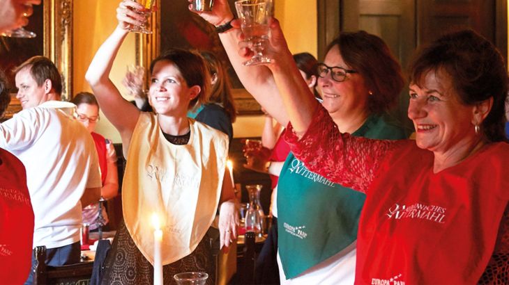 Menschen prosten sich beim alemannischen Rittermahl zu