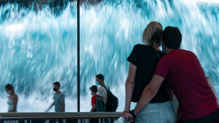 Paar vor der Videowand im blue fire Dome