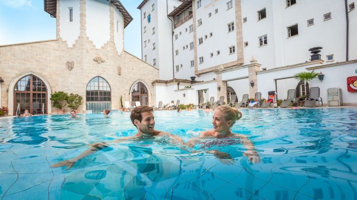 Ein glückliches Paar im Pool des Hotel "Santa Isabel".