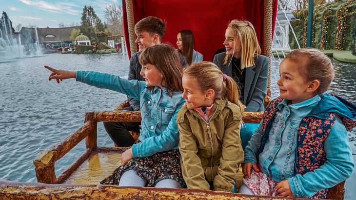 Besucher auf einem Boot von Josefinas kaiserlicher Zauberreise