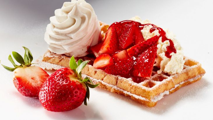 Waffel mit Erdbeeren und Sahne