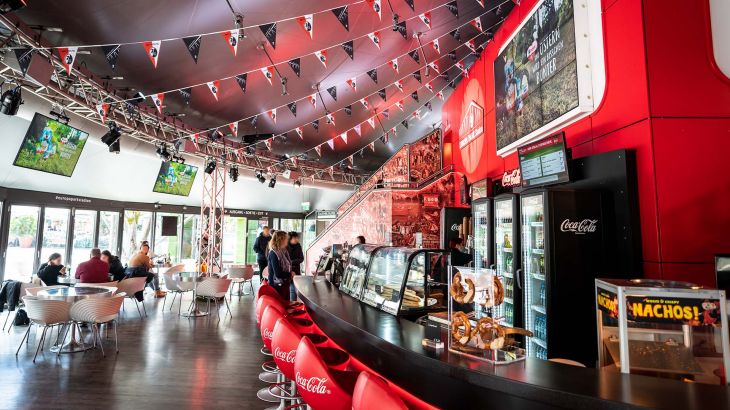 Der Innenraum der "Arena of Football – Coca-Cola Sportsbar"