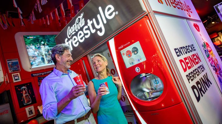 Der Coca-Cola Freestyle-Automat in der "Arena of Football – Coca-Cola Sportsbar"