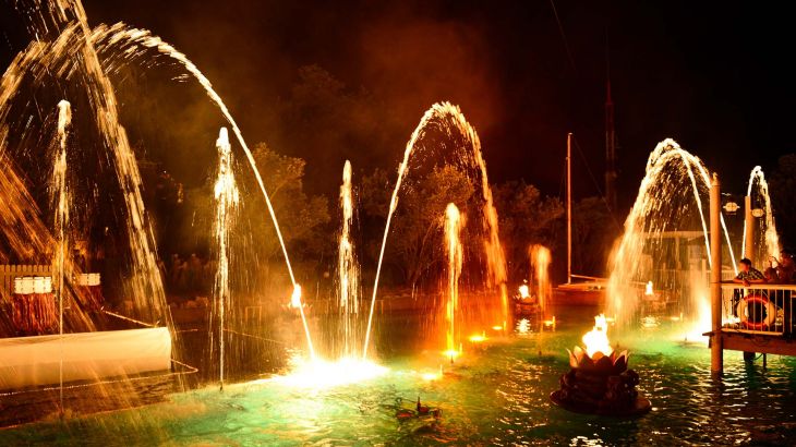 Die Show "Rhode Island Waterfire" auf dem See des 4-Sterne Superior Erlebnishotel „Bell Rock“