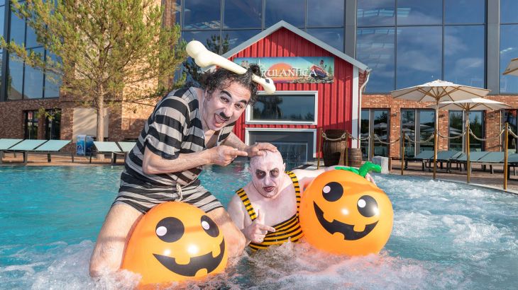 Zwei Halloween Darsteller planschen im Wasser
