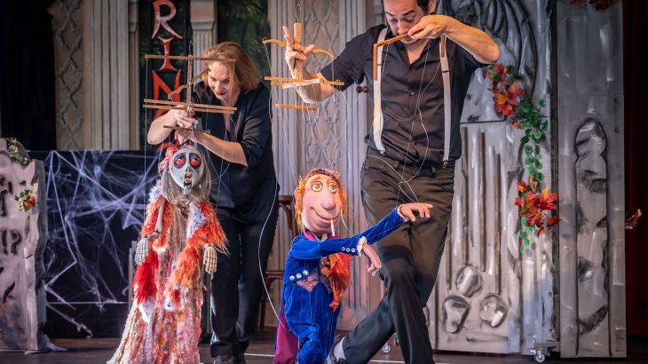 Zwei Puppenspieler während der Show "Die Grabräuber"