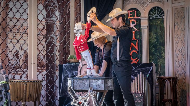 Puppenspieler interagiert mit Skelettmarionette