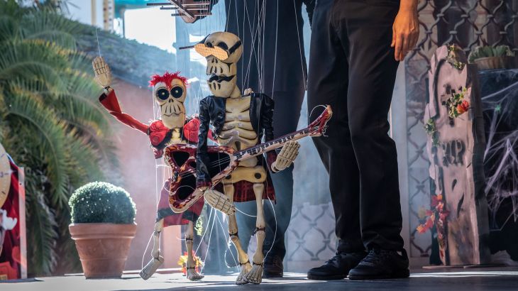 Zwei Skelettmarionetten während der Show "Die Grabräuber"