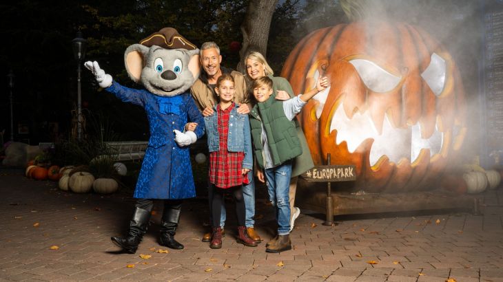 Ein Bild von einer Familie vor einer Halloween Dekoration