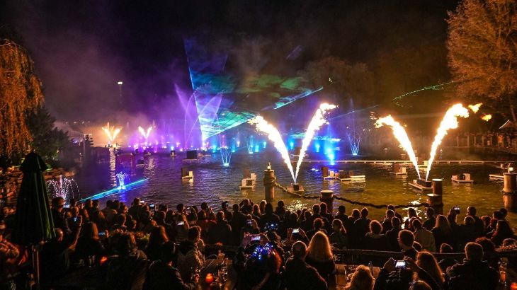 Die Show "Hellfire Fountains" auf dem See im Österreichischen Themenbereich