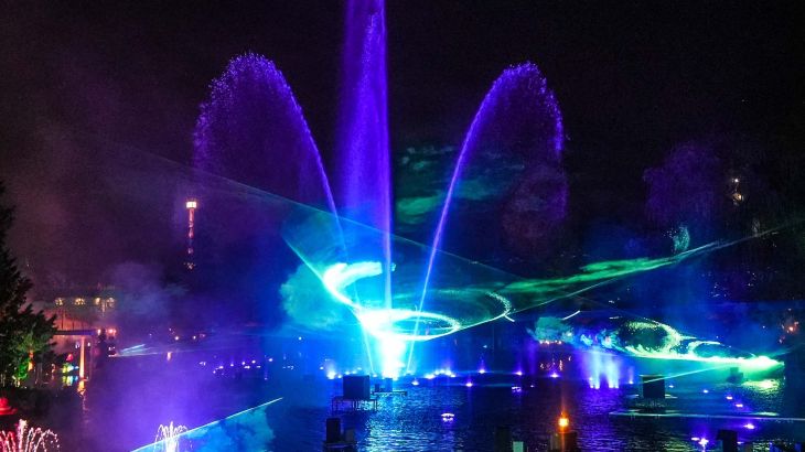 Die Show "Hellfire Fountains" auf dem See im Österreichischen Themenbereich