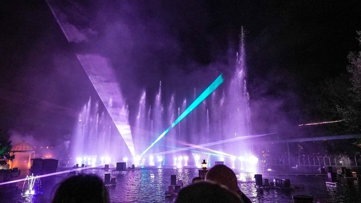 Die Show "Hellfire Fountains" auf dem See im Österreichischen Themenbereich