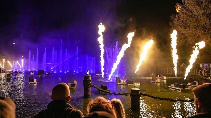 Die Show "Hellfire Fountains" auf dem See im Österreichischen Themenbereich