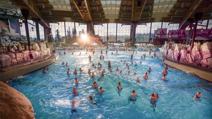 Das große Wellenbad "Surf Fjørd" im Herzen von Rulantica.