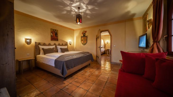 Komfort-Zimmer Hotel Castillo Alcazar Schlafzimmer mit Bett und Couch
