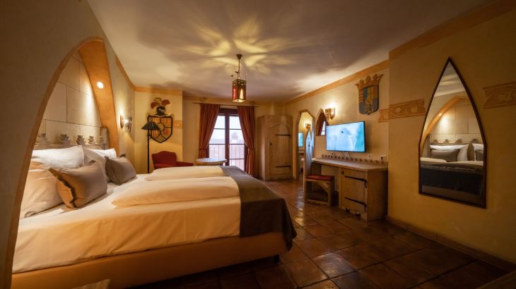 Komfort-Zimmer Hotel Castillo Alcazar Schlafzimmer, Fernseher und Fenster