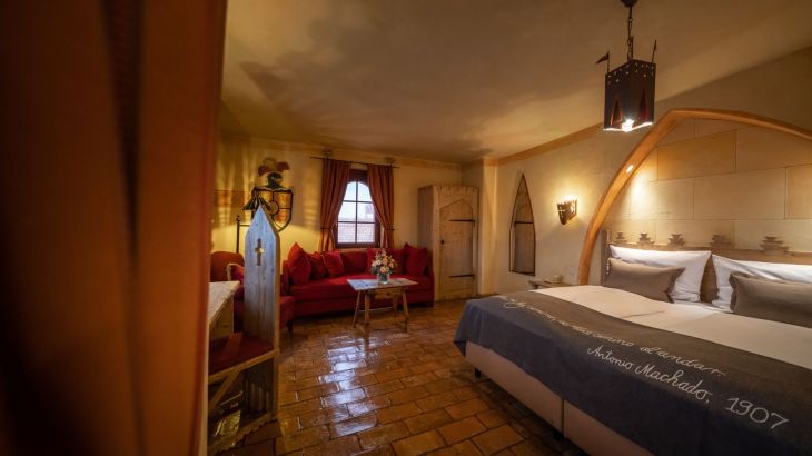 Standardzimmer Hotel Castillo Alcazar Doppelbett und Couch