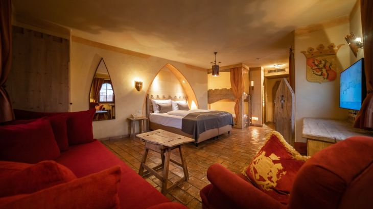 Standardzimmer Hotel Castillo Alcazar Schlafzimmer mit Doppelbett, Couch und Hochbett