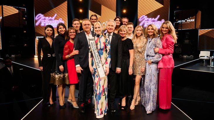 Die Gewinnerin der Miss Germany 2023 zusammen mit der Familie Mack und den Moderatorinnen