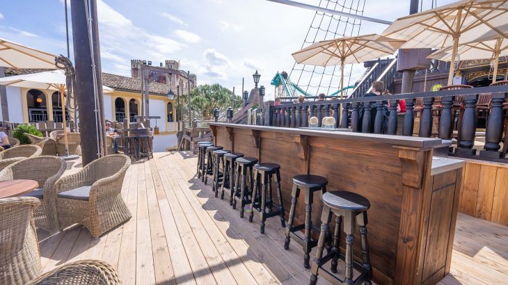 Magellan-Lounge Bar aus Holz auf dem Deck