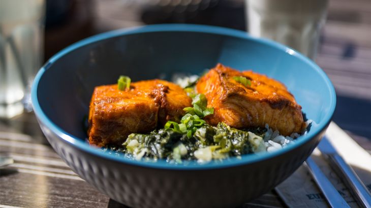 Leckere Hawaii-Bowl mit Fisch in einer blauen Schale