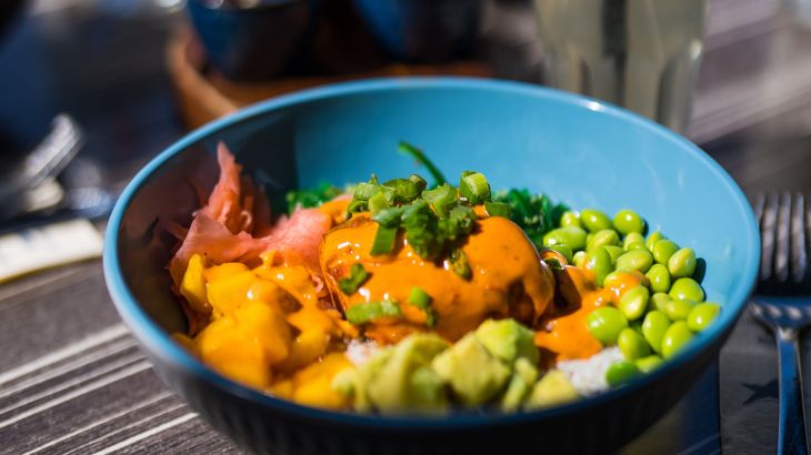 Bunte Hawaii-Bowl mit unterschiedlichem Gemüse