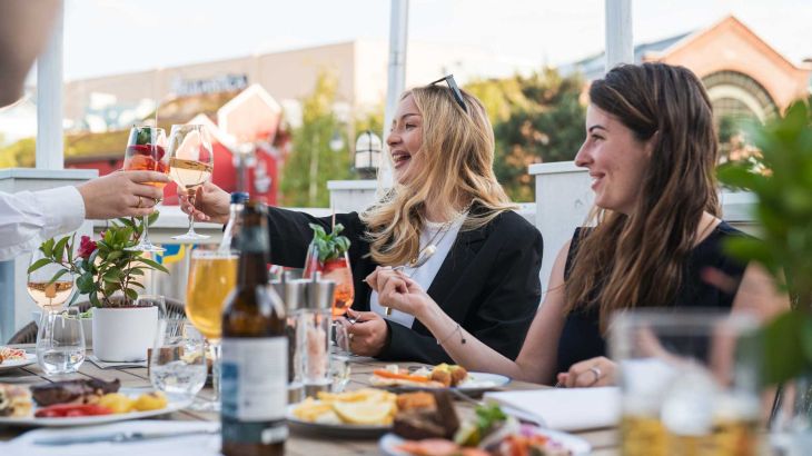 Menschen genießen einen Abend mit Bubba Svens Buffet