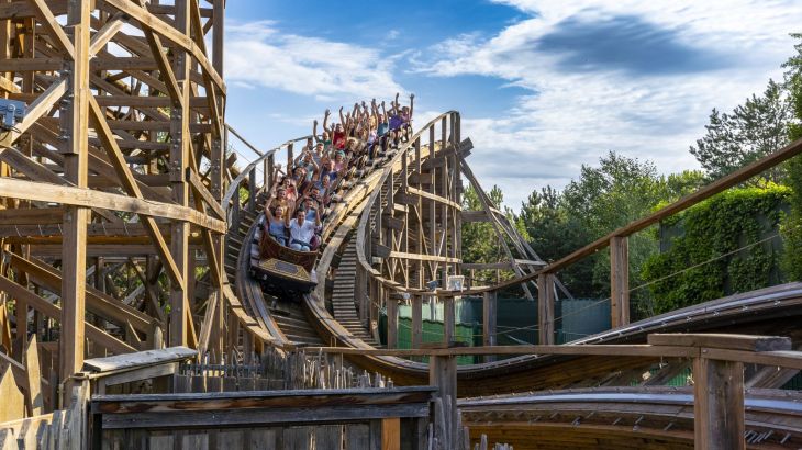 Besucher bei der Fahrt im "WODAN - Timburcoaster"