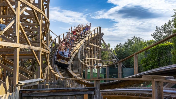 Besucher bei der Fahrt im "WODAN - Timburcoaster"