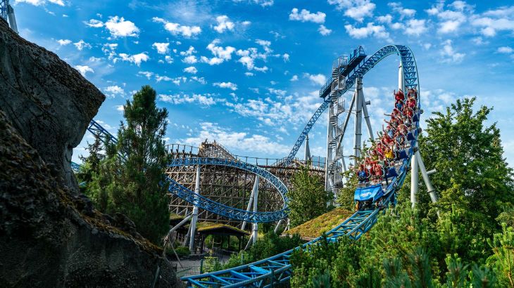 Besucher genießen die Fahrt auf dem Blue Fire Megacoaster.