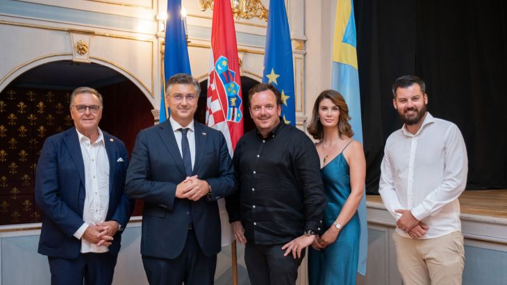 Roland Mack, Andrej Plenkovic, Michael Mack, Miriam Mack, Mate Rimac (v.l.n.r.).) bij de feestelijke bekendmaking van de naam van de nieuwe achtbaan Voltron Nevera.