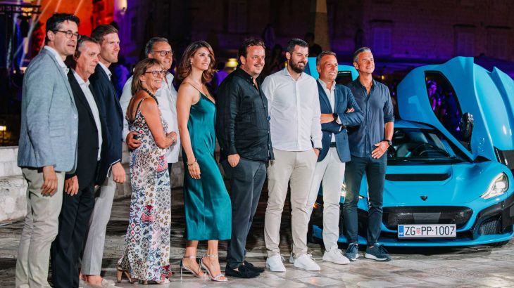 Ivan Sablic (Croatian Consul General in Stuttgart), Rikardo Novak (Mayor of Hvar), Nicolas Mack, Marianne Mack, Roland Mack, Miriam Mack, Michael Mack, Mate Rimac, Hendrik Malinowski (Managing Director of Bugatti), Lutz Meschke (Deputy Chairman of the Executive Board of Porsche AG) at the ceremonial announcement of the name of the new Voltron Nevera rollercoaster.