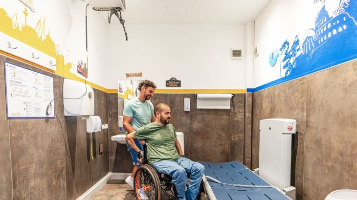 Gäste im Rollstuhl Pflegeraum Deutschland