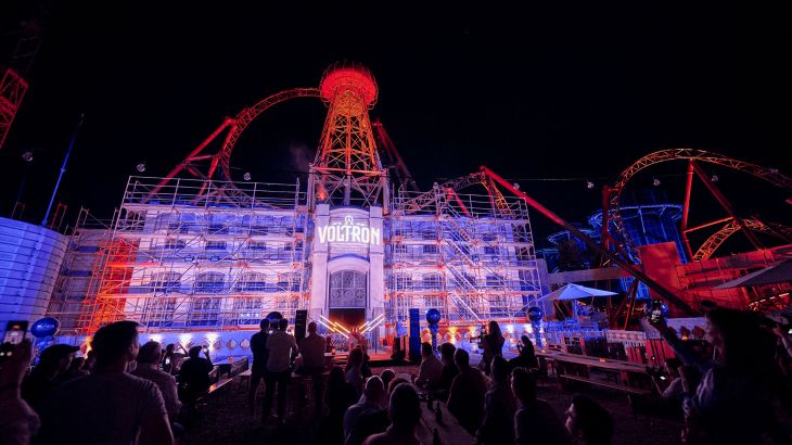 The direct view of the construction site increases the anticipation of the unique ride on the new coaster