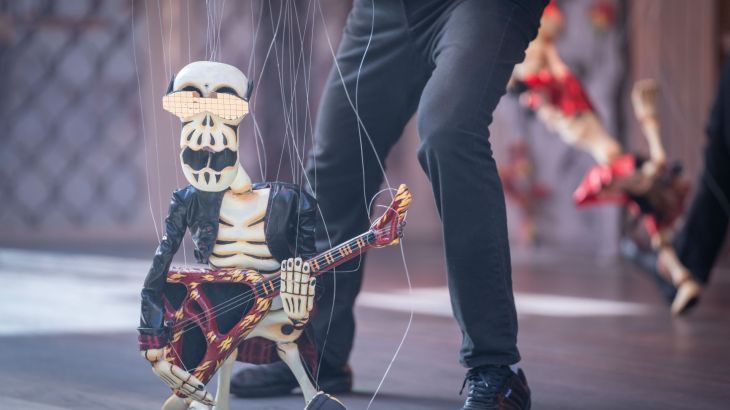 Marionette als Skelett spielt Gitarre
