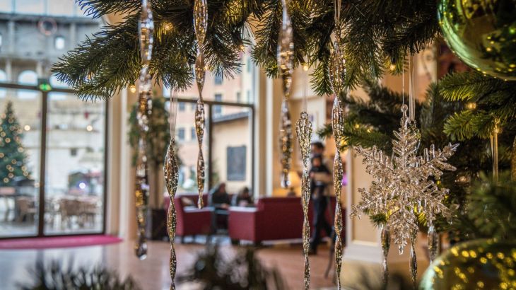Hotel Colosseo Lobby mit Weihnachtsbaum