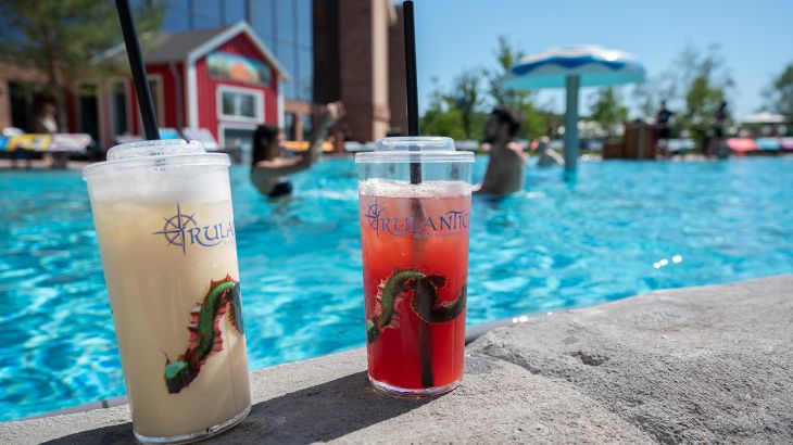 Cocktails gibt es in der Poolbar