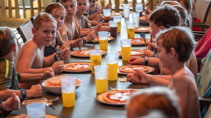 Schulklasse beim Essen in Rulantica