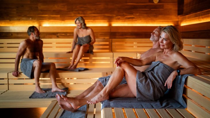 Gruppe in der Sauna stor