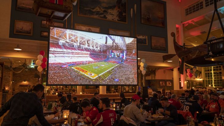 Leinwand bei der Liveübertragung vom Super Bowl 2023