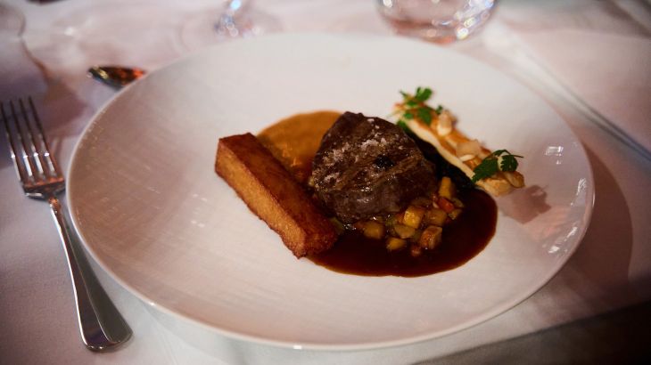 Hauptgang der Dinner-Show bestehend aus Rinderfilet und Gemüse