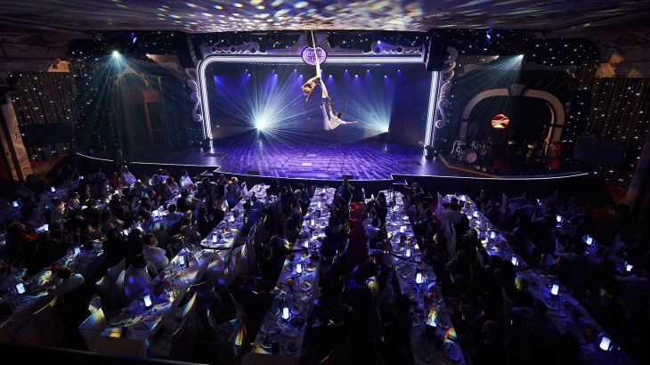 Der Saal der Dinner-Show mit Blick auf Bühne