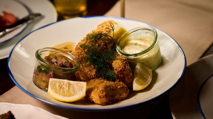Backfisch mit dänischer Remoulade und Gurkenchutney