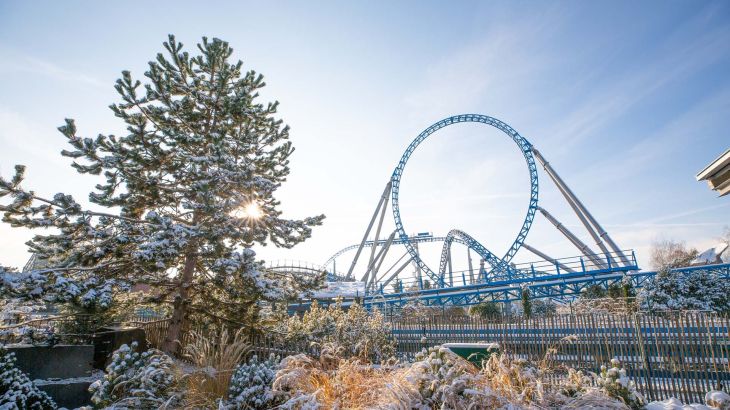 blue fire Megacoaster im Winter