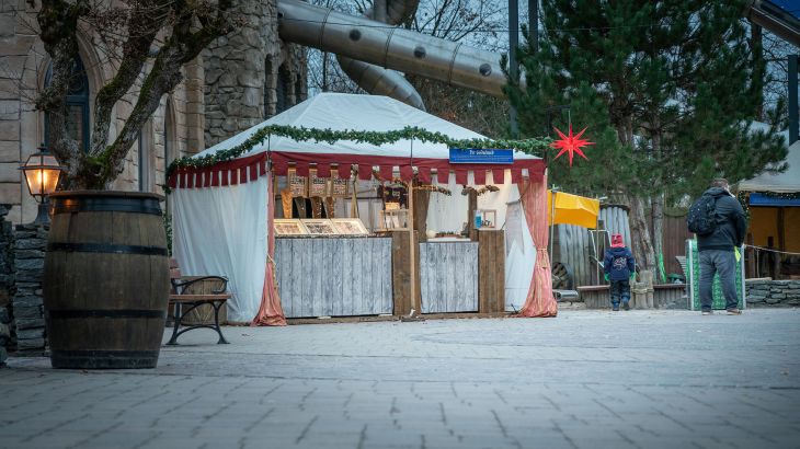 Goldschmied-Stand beim altertümlichen Christkindlmarkt