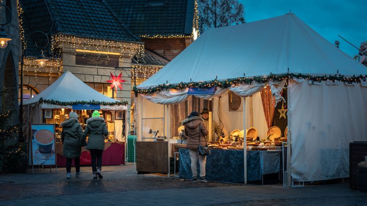 Holz und Leder Manufakturen präsentieren ihre Ware auf dem altertümlichen CHristkindlmarkt