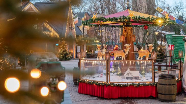 Kleines Karussel mit Weihnachtsmann, Rentieren und einer kleinen Eisenbahn