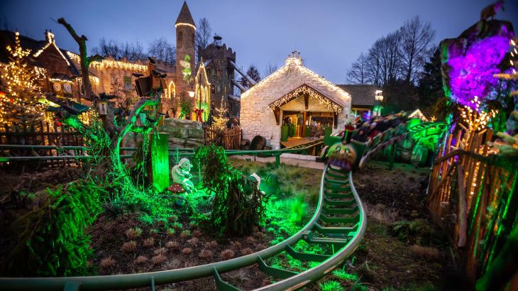 Nächtliche Fahrt im Ba-a-a Express mit weihnachtlicher Dekoration